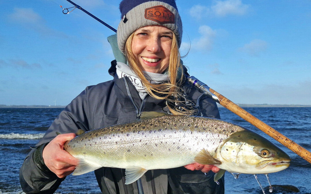 Irena Mathiasen med sin flotte havørred