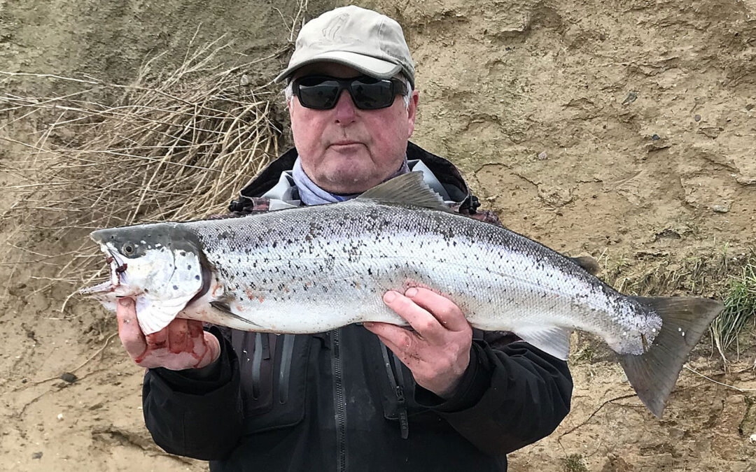 Kenneth med sin flotte havørred taget på blink