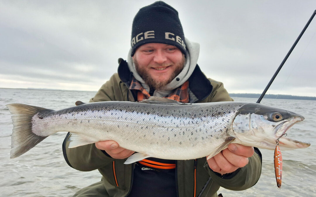 Mads Davidsen, men sin flotte havørred, der huggede på en ISP Seeker.