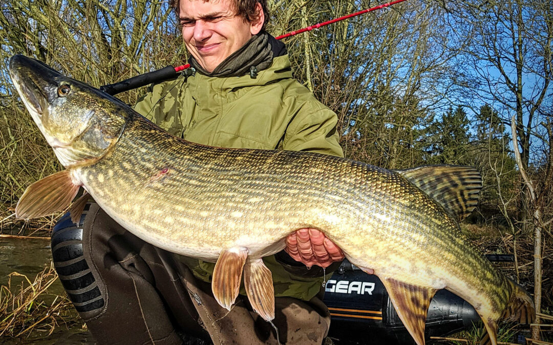 Johannes Thorbjørn Hansen med sin flotte nye PR-gedde på flue.