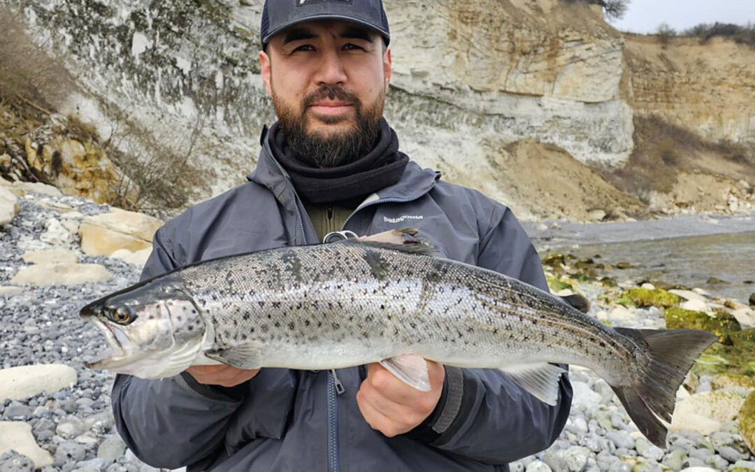 Jonas Ebrahimi med sin flotte havørred fra Stevns taget på en kystwobler