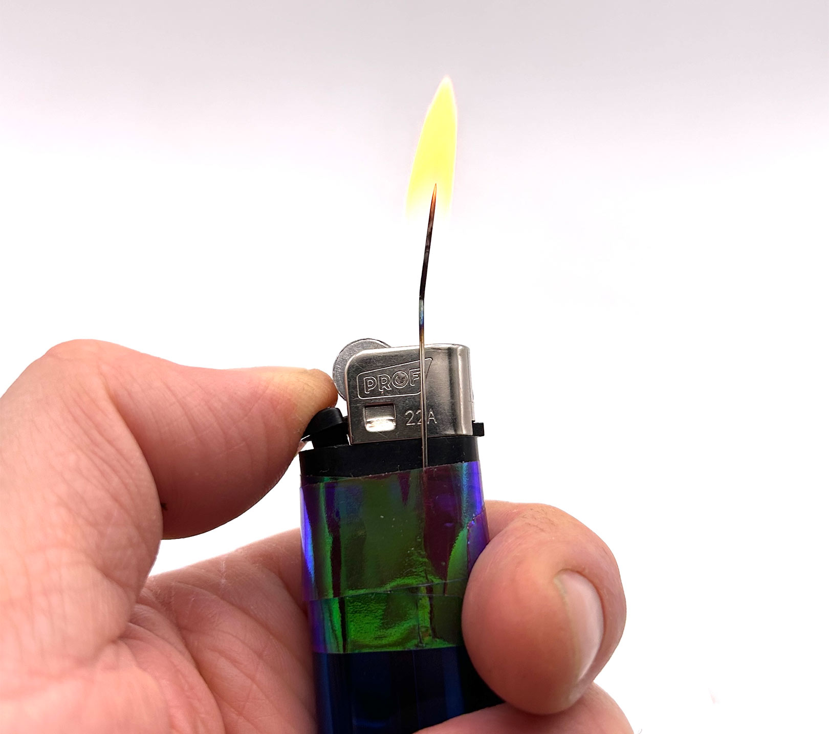Tape en nål fast til din lighter