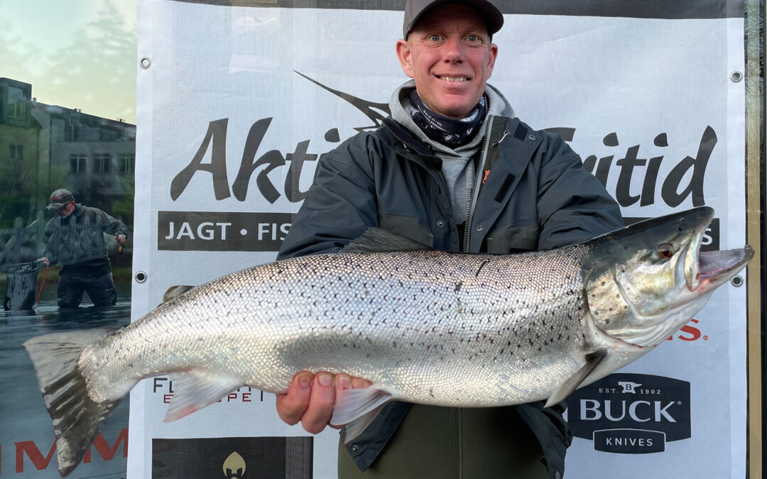 Kim Svensson med vinderfisken på 4,28 kilo til Aktiv Fritids Kyst Cup 2025