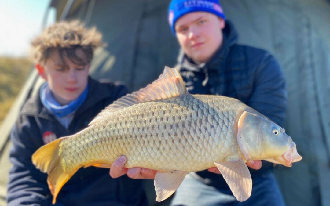 Jonathan og Victor med en af turens fine skælkarper.