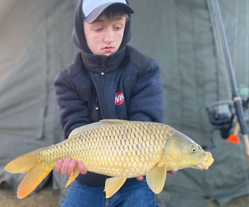 Jonathan og Victor med en af turens fine skælkarper.