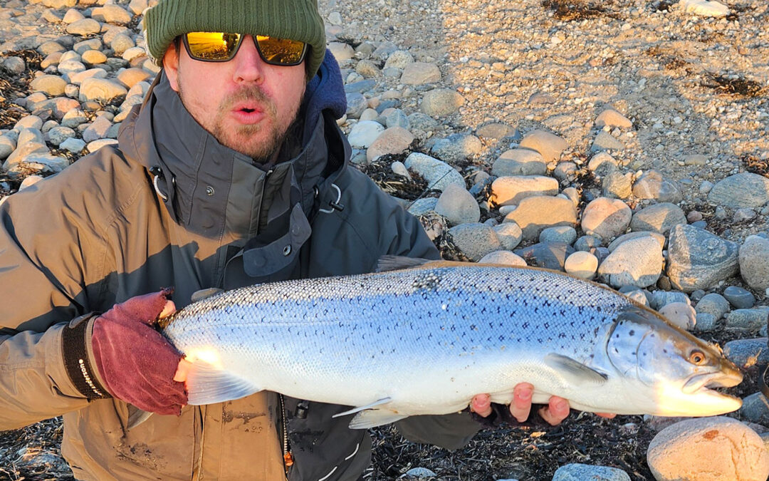 Kristian Thorsen med sin flotte havørred, der huggede på hans customversion af Skruen
