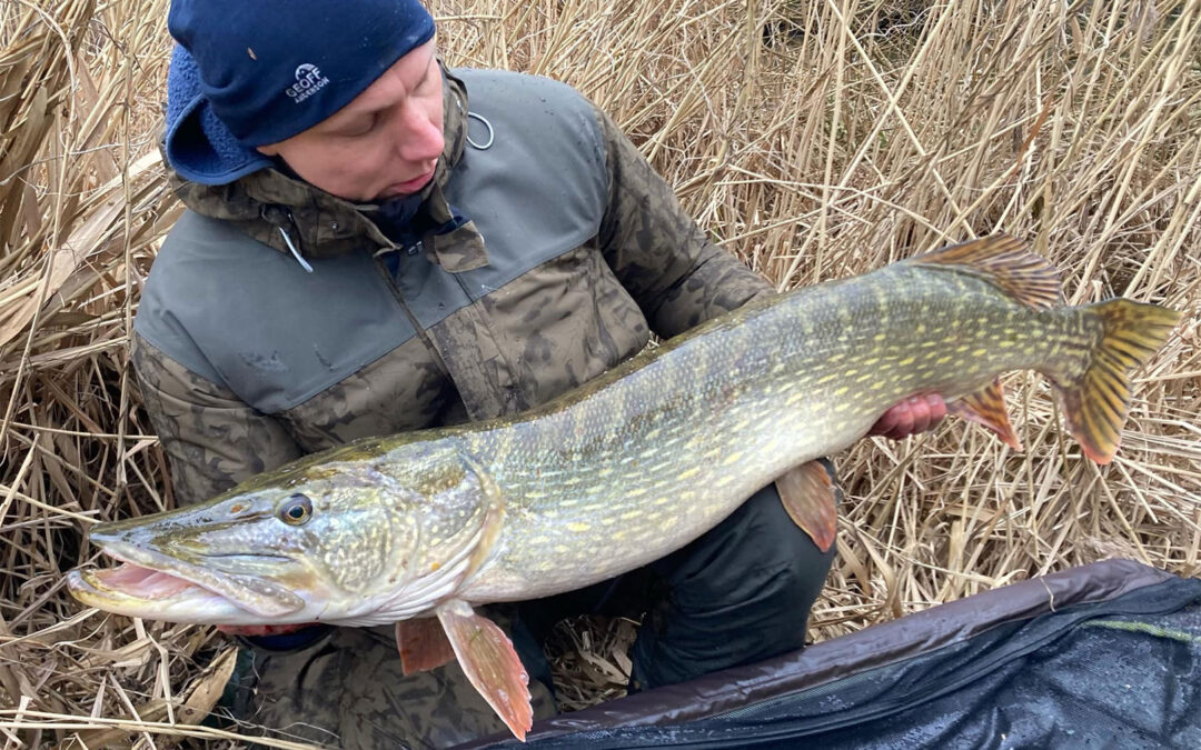 Rasmus Jensen med sin fine gedde taget på død agn lige inden fredningen