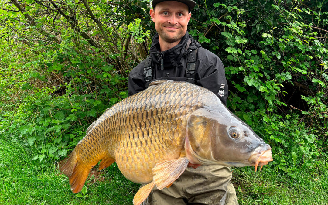 Daniel Fabricius med sin flotte 17 kilos skælkarpe fra Frankrig.