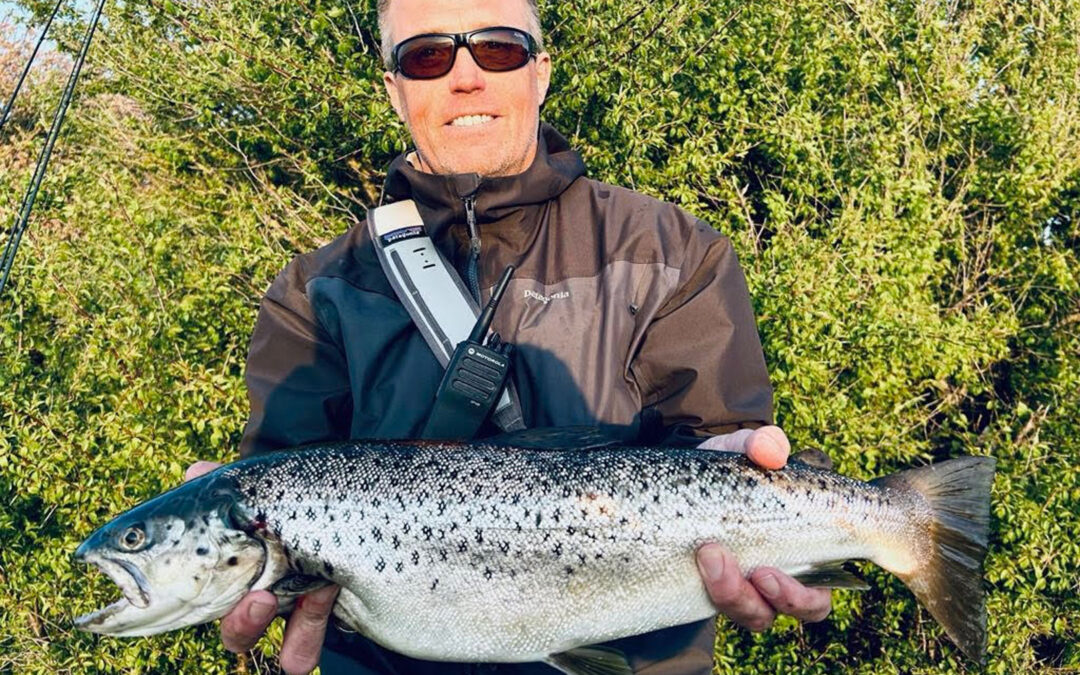 Hans Henrik Runge med sin flotte havørred.