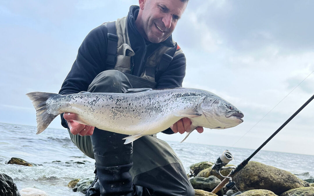 Henning Trier med sin flotte havørred, der huggede på en Grå Frede.