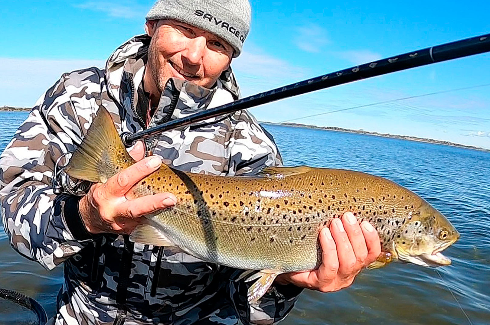 Kim Christoffersen med en af sine fine havørreder fra fjorden