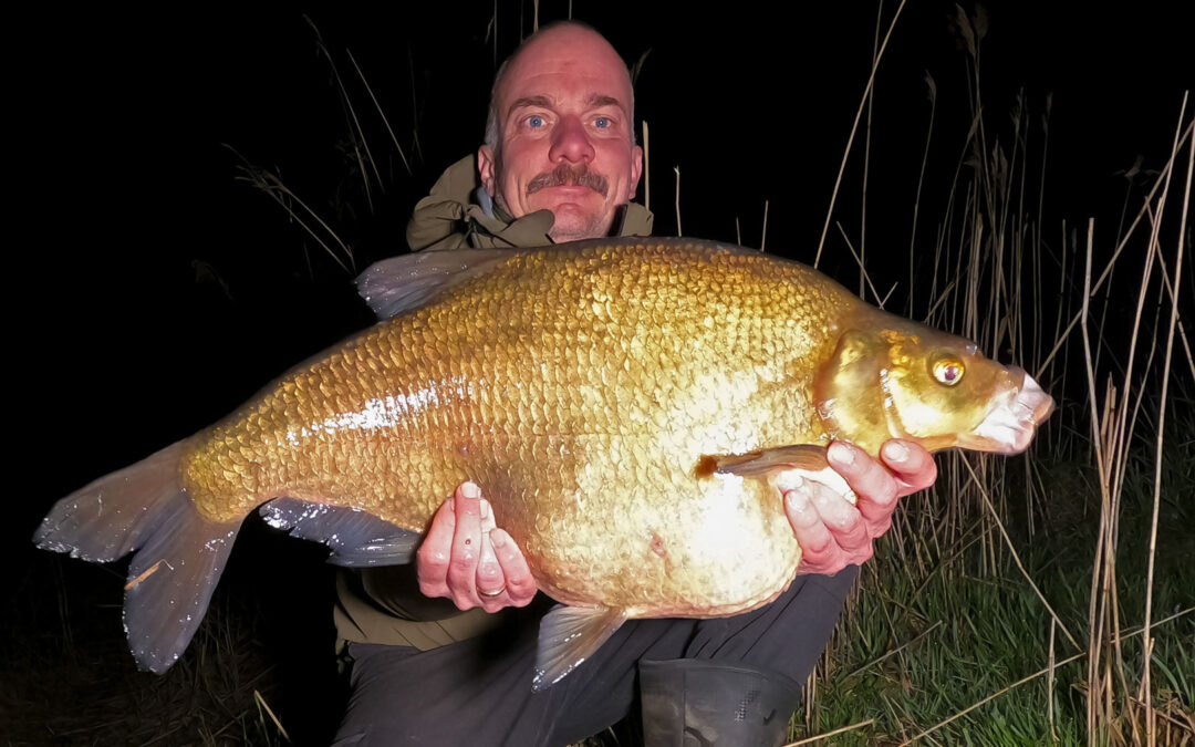Efter tre ture på jagt efter brasen i tre forskellige søer – alle med fine fangster – var det endelig i nat, at drømmen blev til virkelighed. Sådan lyder det fra den erfarne medefiskeri – Christian Kuntz. - Klokken var præcis 02:15. Jeg lå og småsov i bivvyen, da bidmelderen pludselig flænsede natten over – den lyd, der får pulsen op fra 0 til 100 på et splitsekund! Jeg røg ud af soveposen, greb stangen, og straks kunne jeg mærke det tunge sug i den anden ende. Det her var ikke en standard brasen... Det var noget helt andet. - Fiskens tyngde var massiv, og den brugte sin vægt til fulde. Hver gang jeg fik den tættere på, tog den tunge udløb igen – langsom og bastant som en gammel kriger, der nægtede at overgive sig. Mine ben rystede, adrenalinen pumpede. Det måtte bare ikke gå galt!
