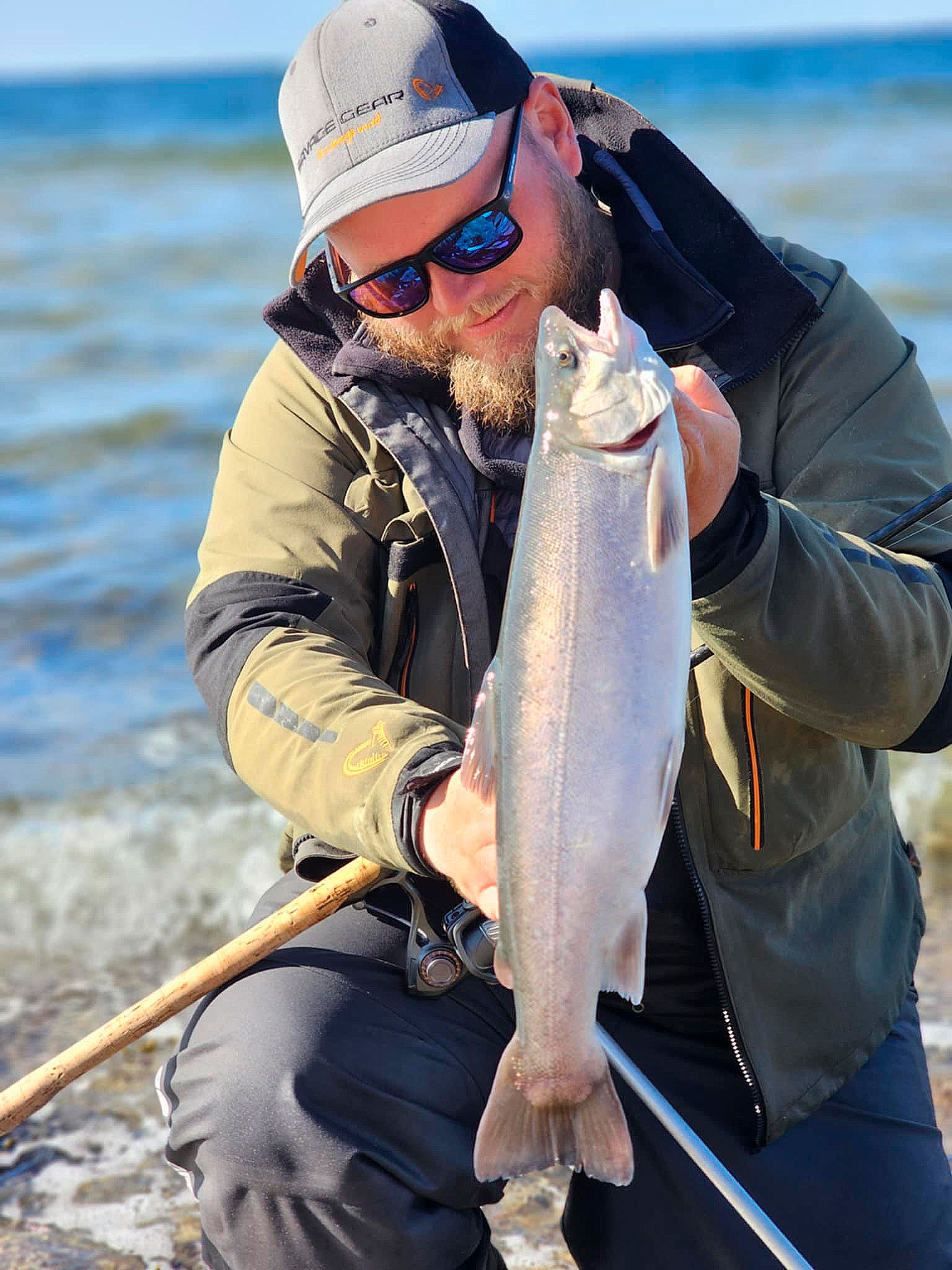 Mads Davidsen med en flot ørred fra Limfjorden.