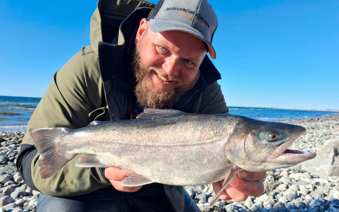 Mads Davidsen med sin flotte kildeørred fra Limfjorden.