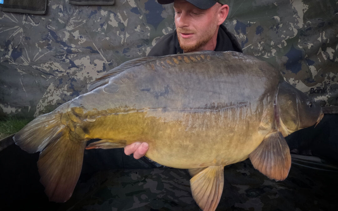 Mike Alstrøm med sin flotte karpe taget på en Spicy Squid Boilie fra CFC Bait
