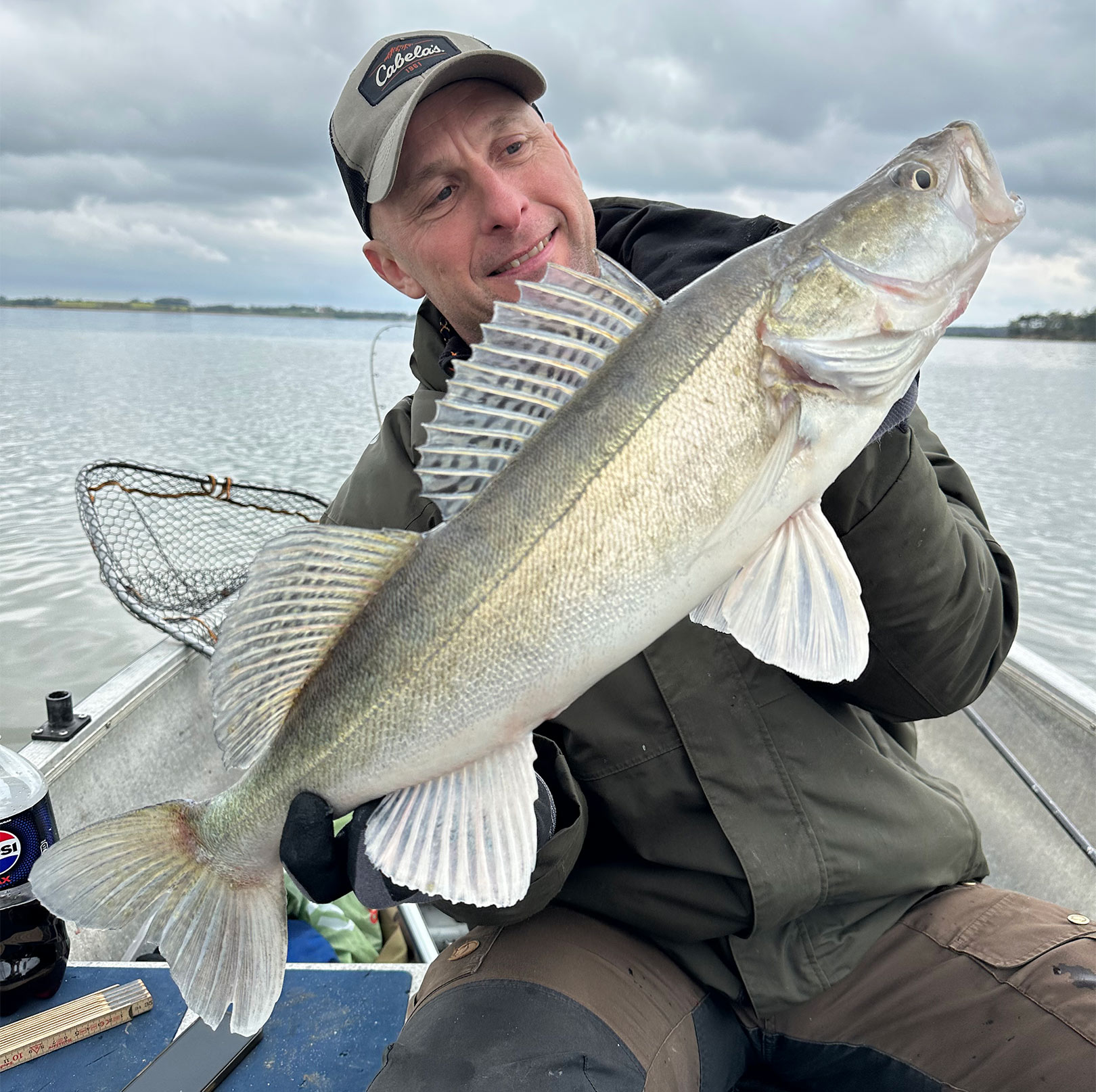 Thomas Ratzlaff med en af de mindre sandart fra turen. Øverst Leslie med den enorme sandart taget på wobler.