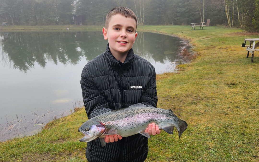 Viktor Heuck med sin flotte debutfisk - en ørred fra Bindslev Put and Take