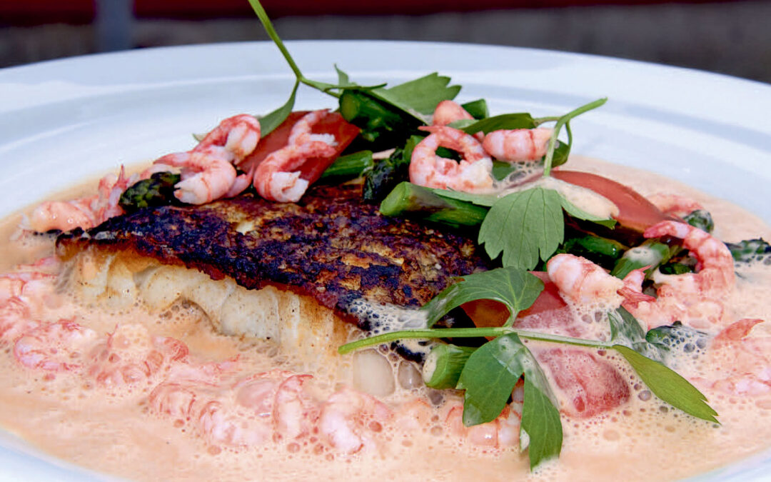 Godt ser det ud. Sprødstegt torsk med fjordrejer og krabbebisque. Det må siges at være en perfekt afslutning efter en dag på stranden...