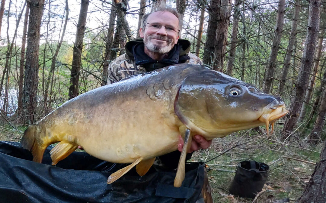 Jens Bursell med sin 16,6 kilos spejlkarpe taget på dappefiskeri med flåd.