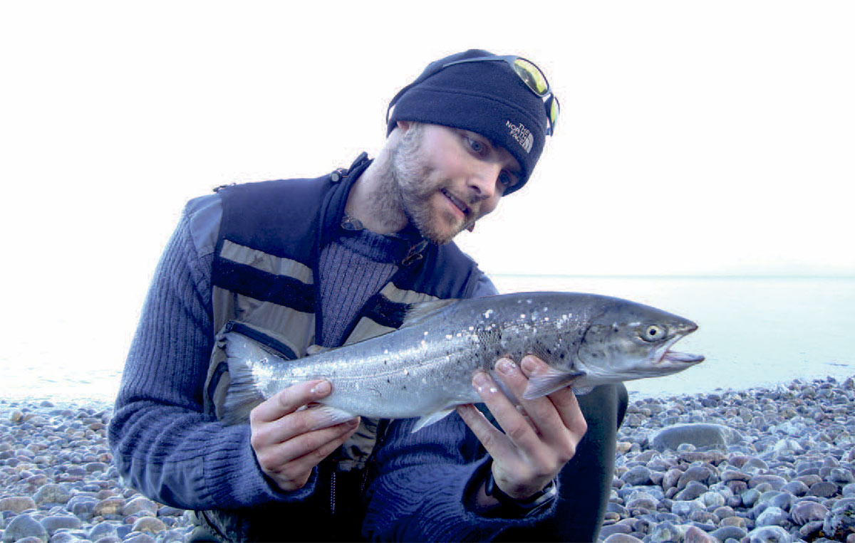 Her er det forfatteren derfremviser et stykke sølvtøj fra Lindehoved.