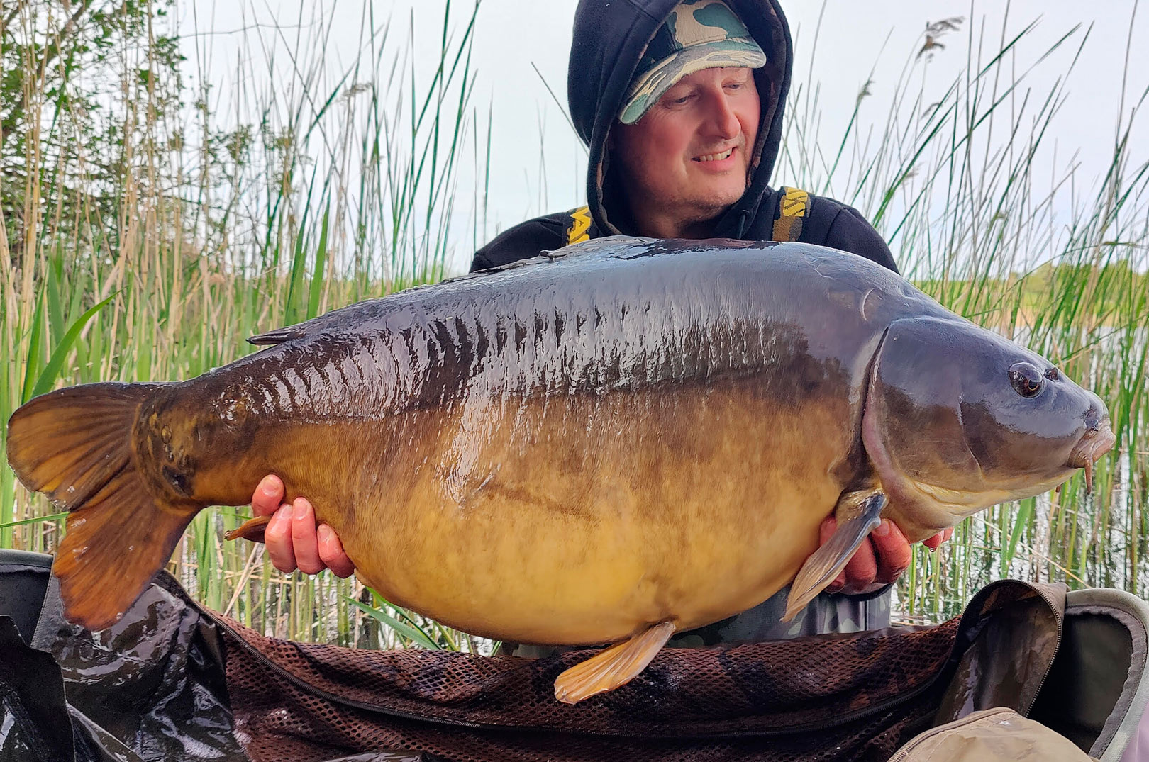 Bjørn Jensen med sin flotte 20,5 kilos spejlkarpe fra Roskilde Fiskeland. Øverst ser du ham med 14,8 kilos græskarpen.
