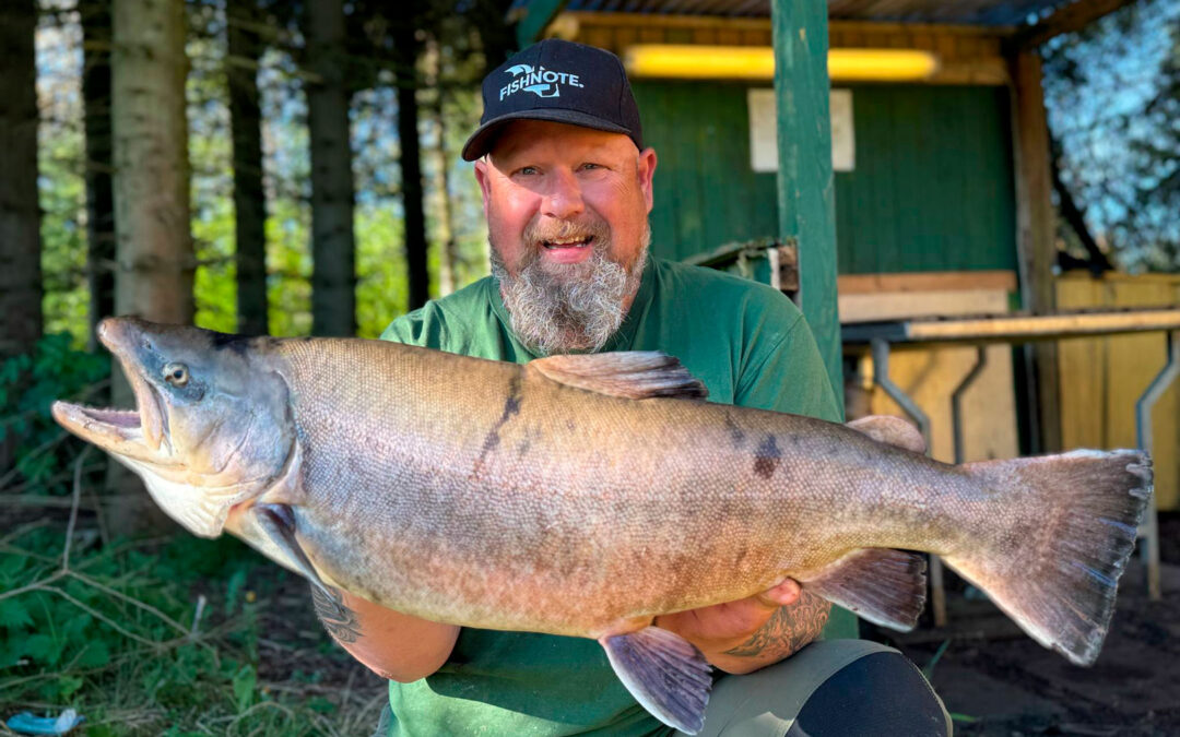 Flemming Bjerrum med sin flotte sølvørred fra Lystfisker Oasen