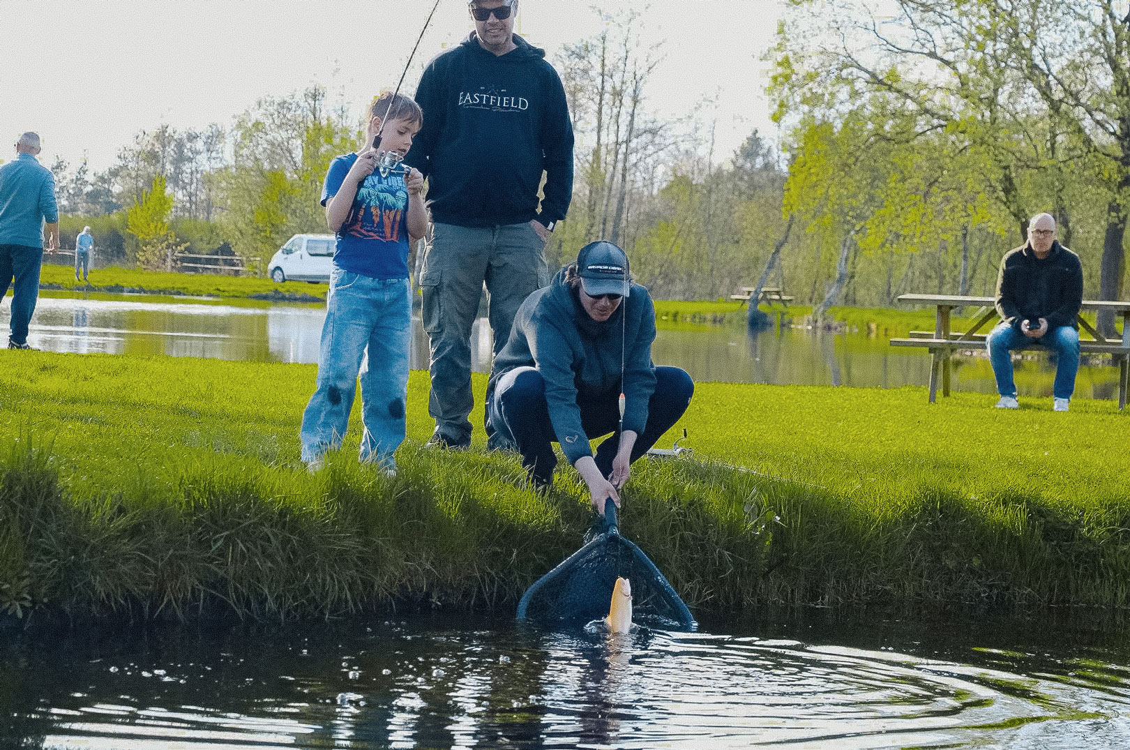 Der bliver sat ekstra fisk ud i Fyelmose Put and Take dagen inden fiskeeventet HOOKED! så alle børn og unge har en god chance for at fange deres første fisk.