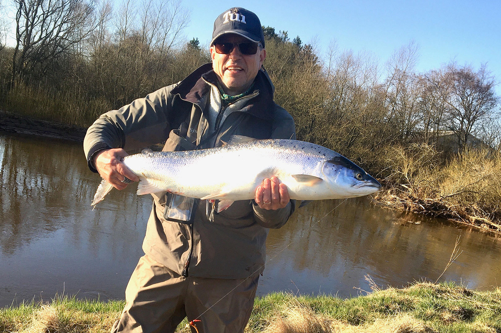 Den enorme 124 laks på cirka 20 kilo er langt fra den eneste fluelaks Jørgen har fanget ved Skjern Å - her ser du ham med en af de blanke fra arkivet...
