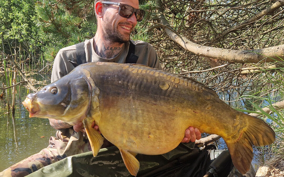 Rasmus Hermann med sin flotte karpe taget på en pop-up boilie