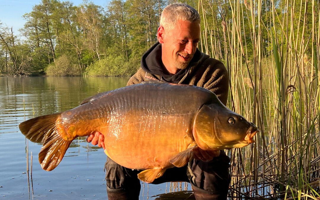 Kristian Graubæk med sin flotte nye DK-rekordkarpe taget på Hundelorten.