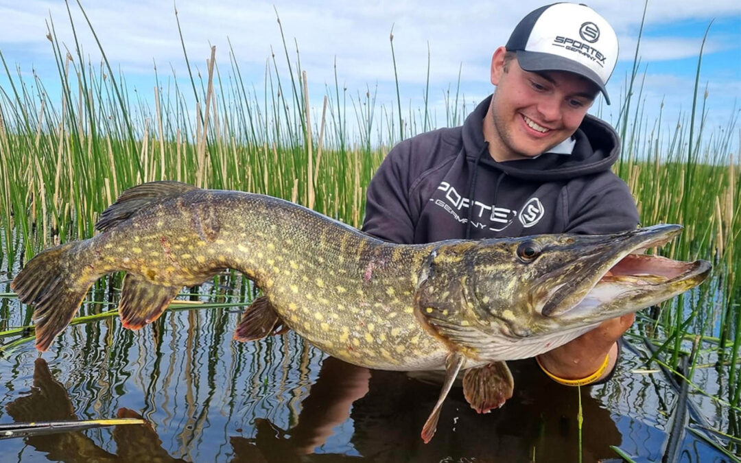 Magnus Jørgensen fra Team Sportex med sin flotte gedde