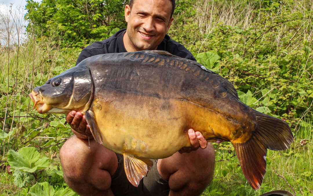 Thomas Holm med sin flotte 15 kilos spejlkarpe