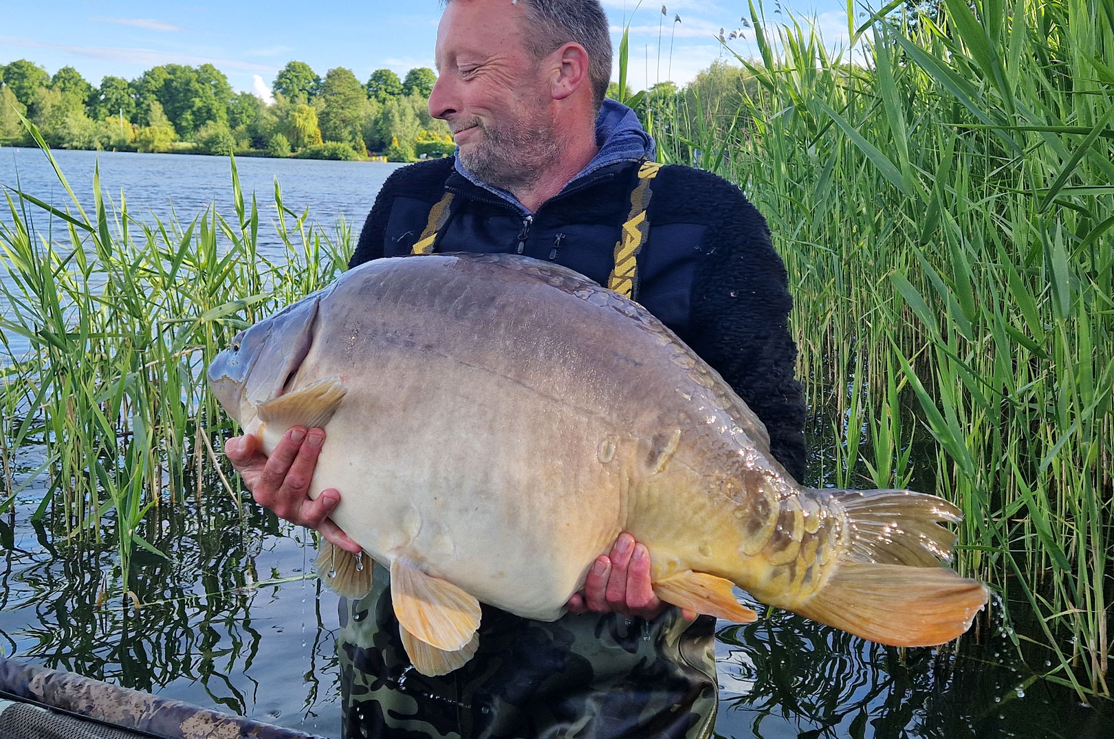 Jacob Egebæk med sin massive 26 kilos spejlkarpe.