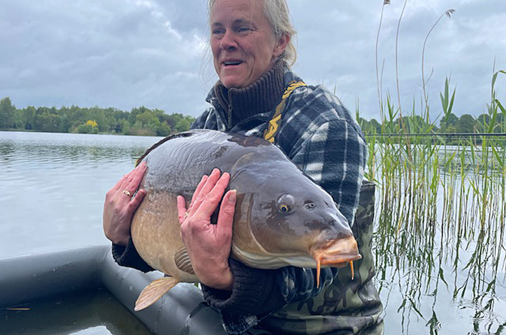 Kaja Pedersen med sin flotte karper fra Gaslowiche i Polen