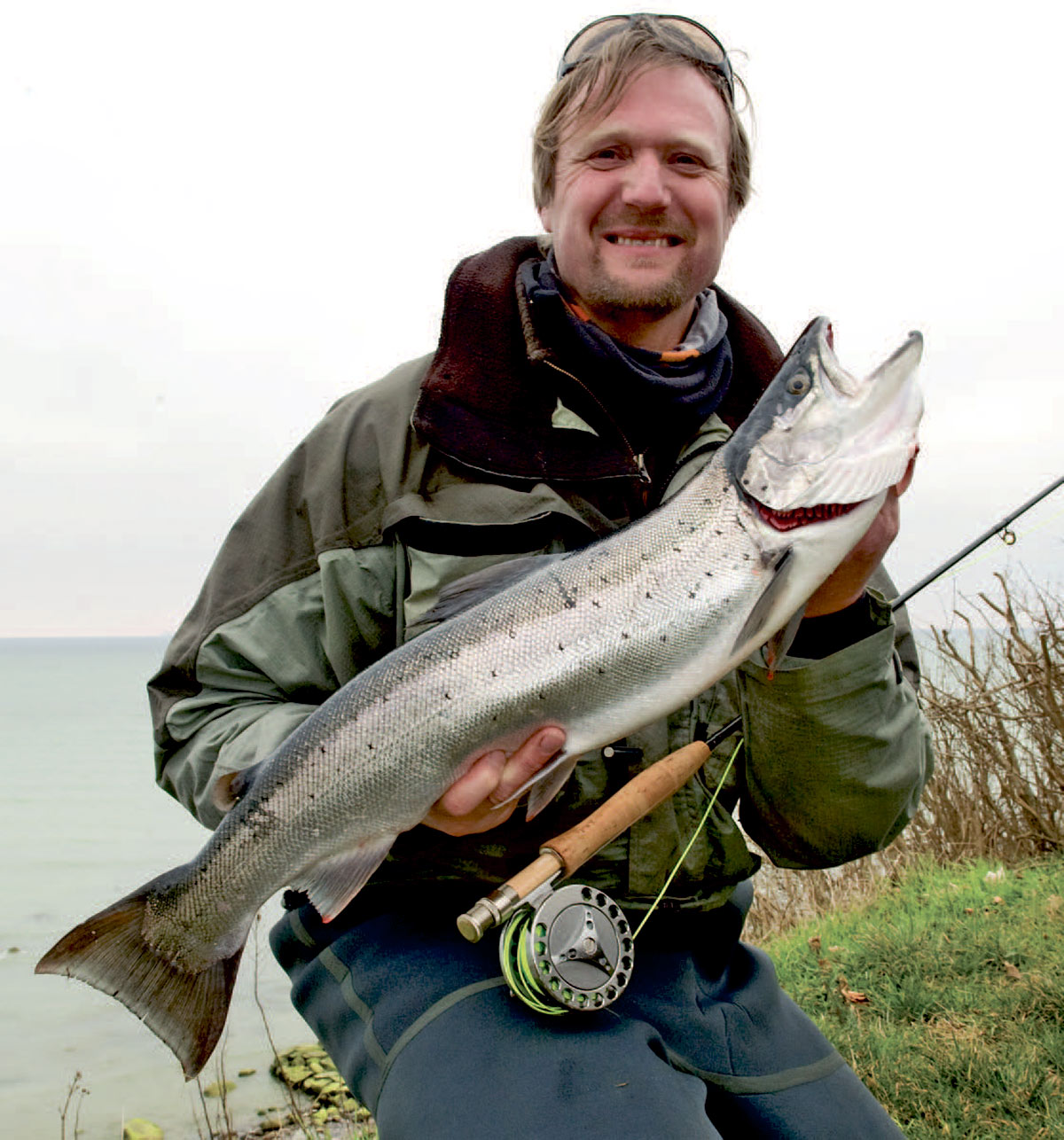 Niels Jørgen Dahl fra HSLF meden flot trekilos kystørred, der huggede en Polar Magnus ved Busene på sydøstmøn.