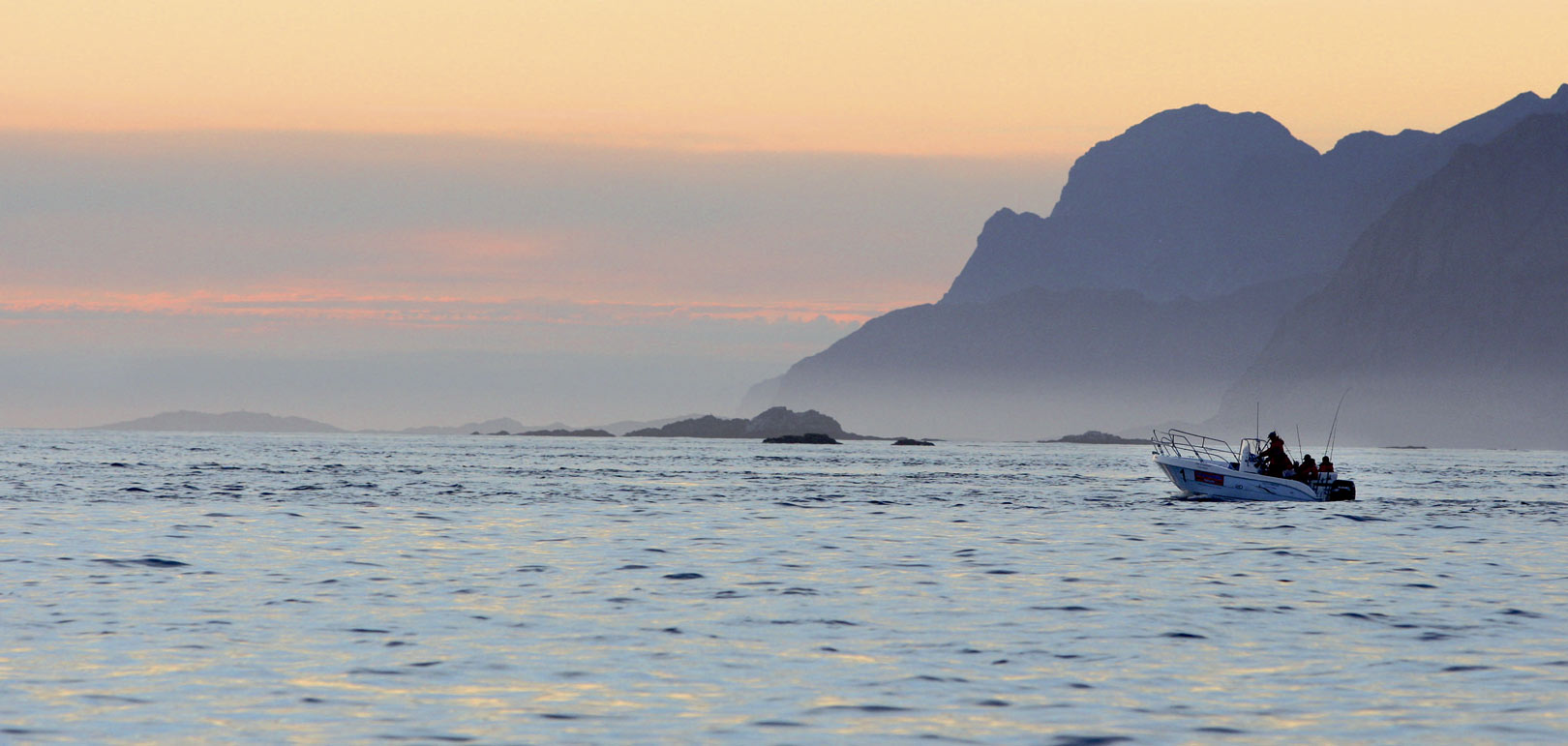 Havet ved norske Værøy byderpå fantastiske muligheder for havfiskeren – og områder med lavt vand hvor helleflynderne kan udfordres på det lette grej.