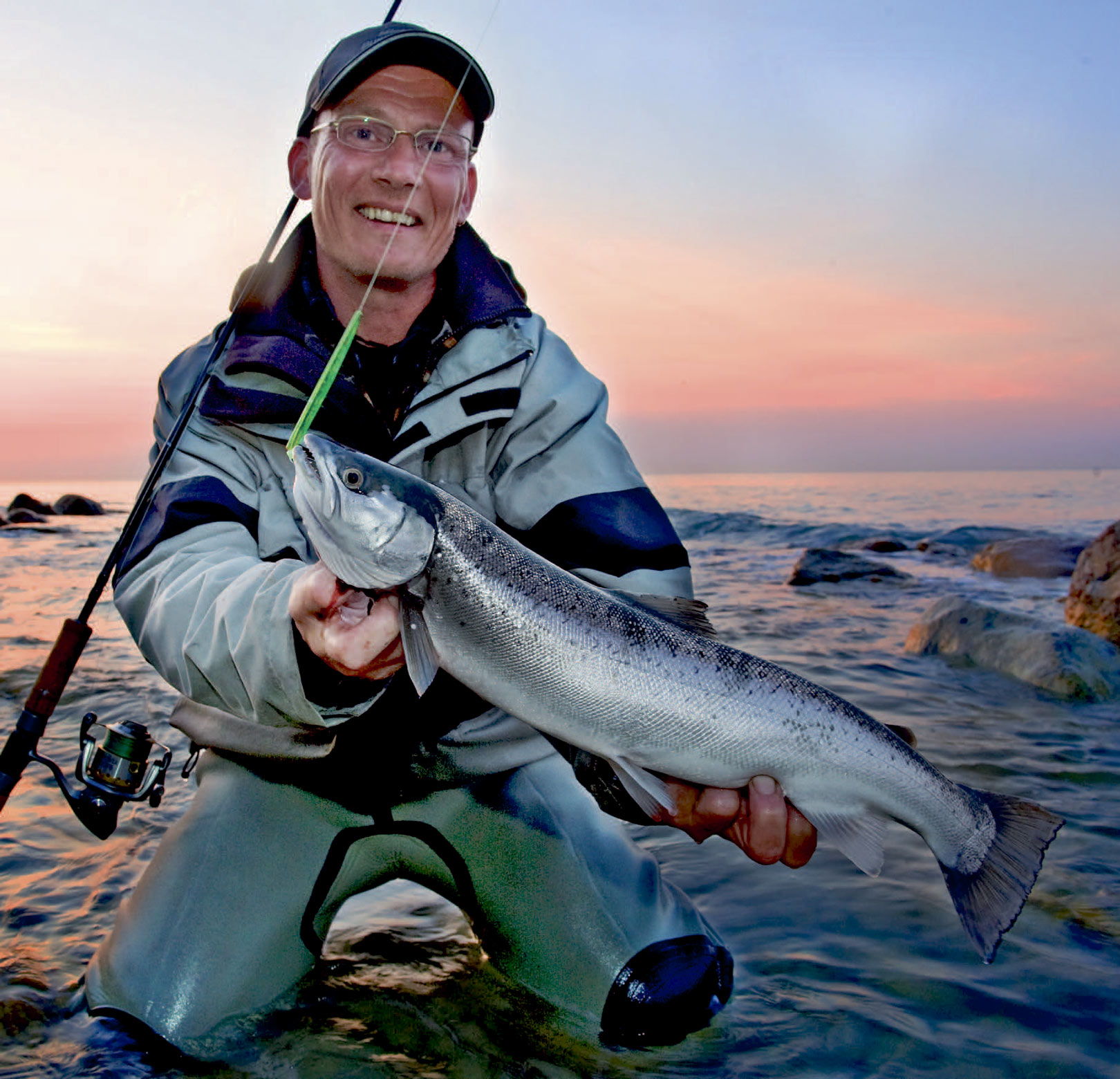 Ken Sørensen har fiskethavørred langs Møns kyster i hen ved 34 år. Her er han med en smuk fisk fra Pomlerenden fanget i slutningen af april.