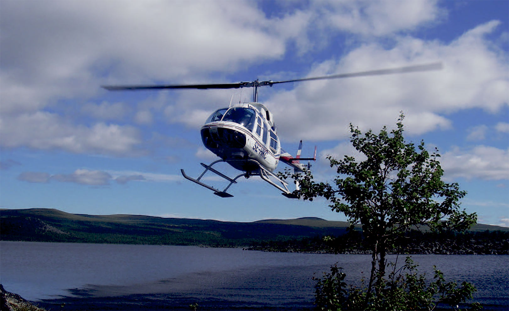 Helikopteren er i nogle tilfælde den eneste mulighed for at komme udtil vandene. En del steder kan man vandre ud til, men andre er nærmest umulige at nå på grund af store vandløb der skal passeres.