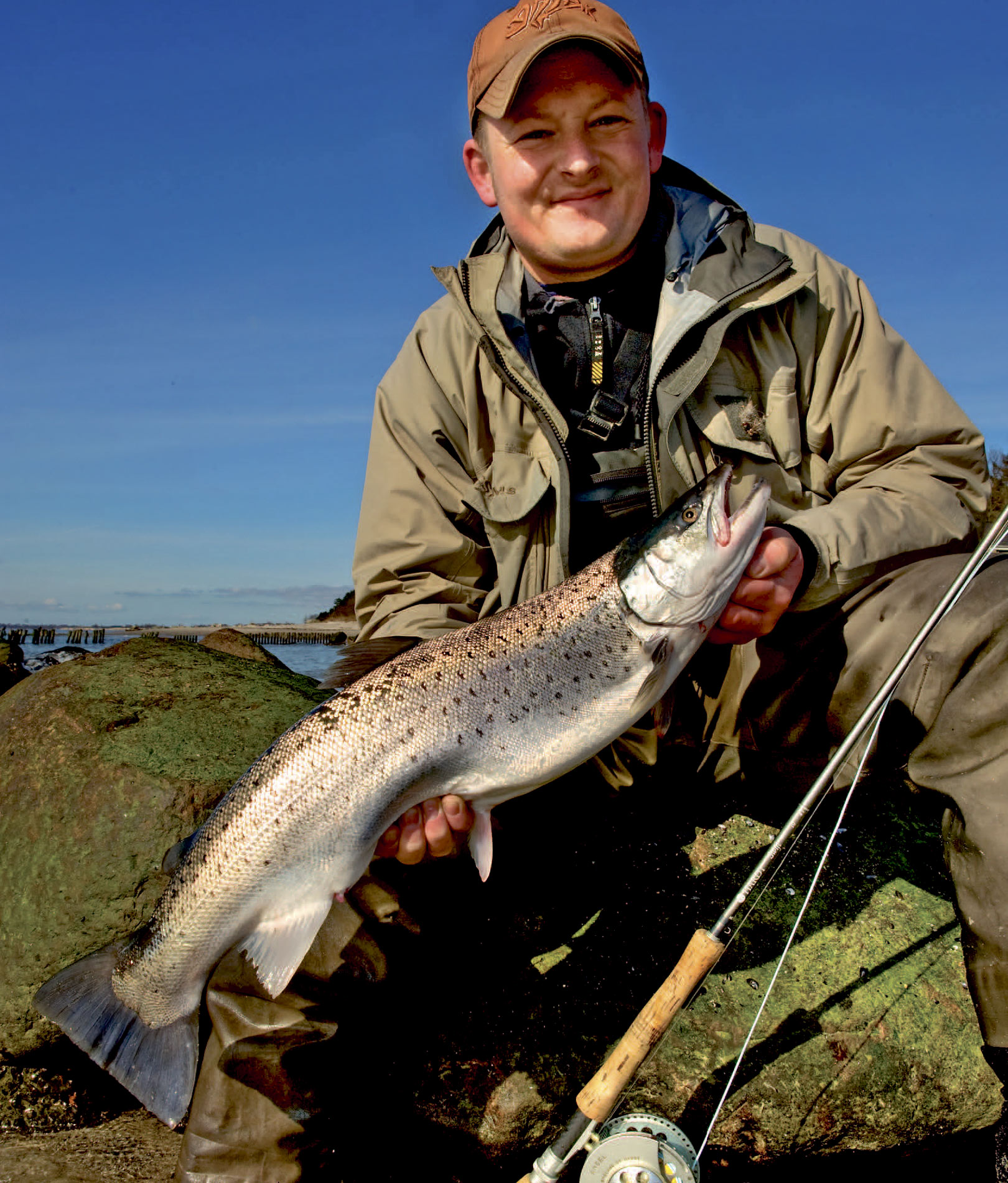 Rasmus Jensen med en fintrekilos kystørred fra Råbylille Strand. Fisken er taget næsten lige ud for P-pladsen ved pumpestationen.