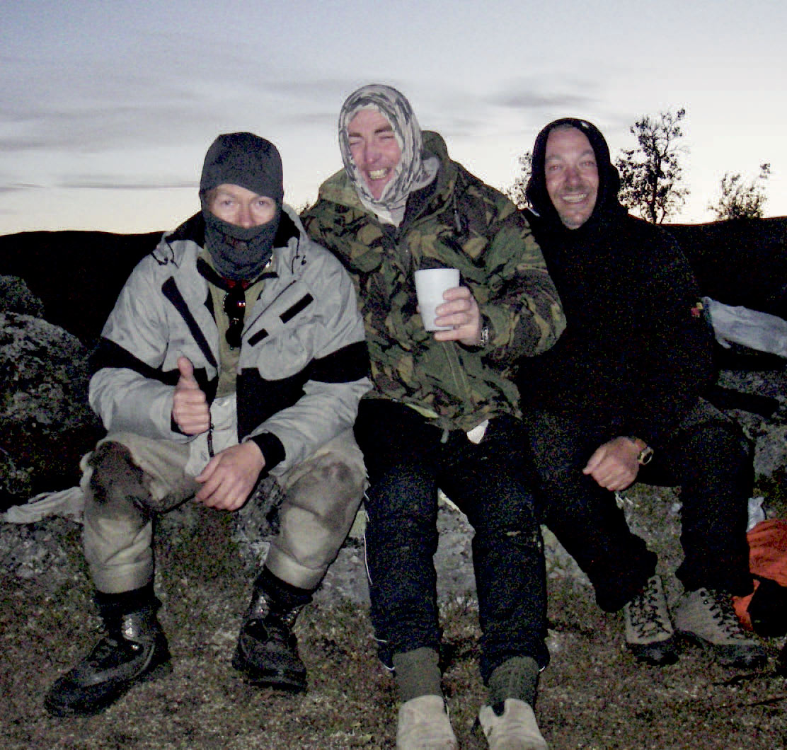 »Headgear« test i fire graderskulde. Rasmus med Balaclava, Bernie med halsedisse og Stuart med et par boxershorts på hovedet i polarnatten...