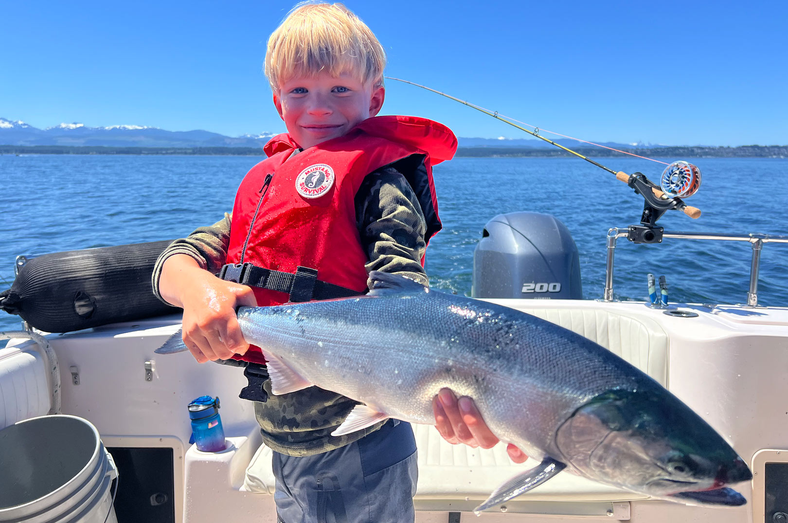 Birk med sin flotte chinook - eller kongelaks. Øverst ser du ham med en smuk coho.
