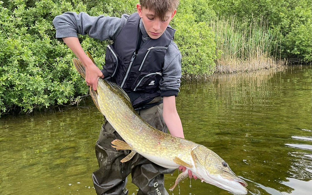 Tobias med sin flotte 104 cm gedde.