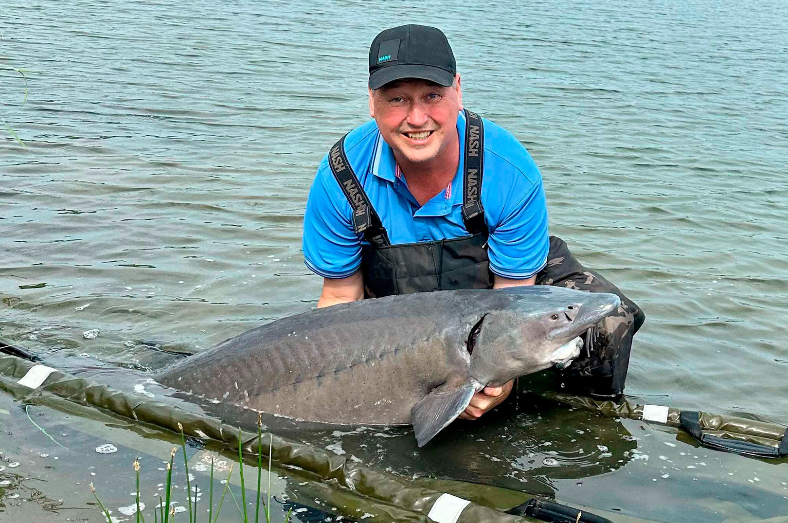 Henrik Hyllenberg med sin flotte sibiriske stør på 40,88 kilo.