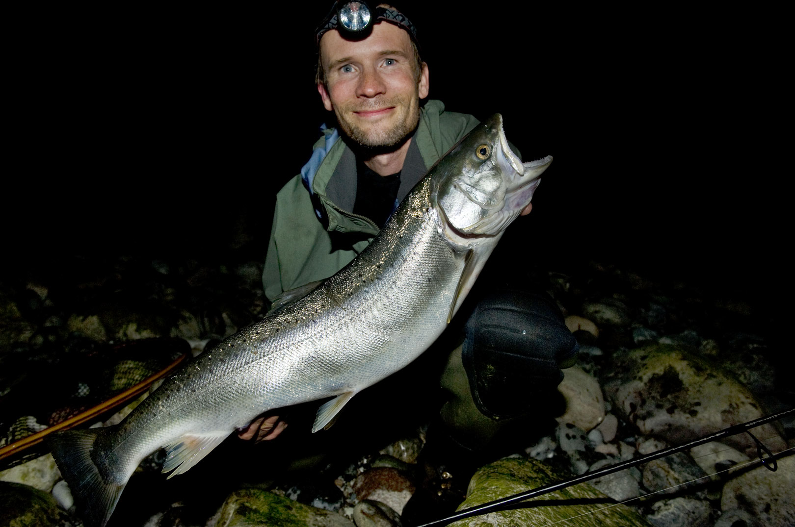 Jens Bursell med fin trekilosblankfisk fra Møn taget på en 28 grams rød/sort Bornholmerpil fisket på et release-takel lige i det mørket sænkede sig.