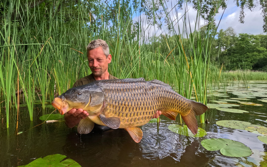 Kristian Graubæk med sin flotte skælkarpe.