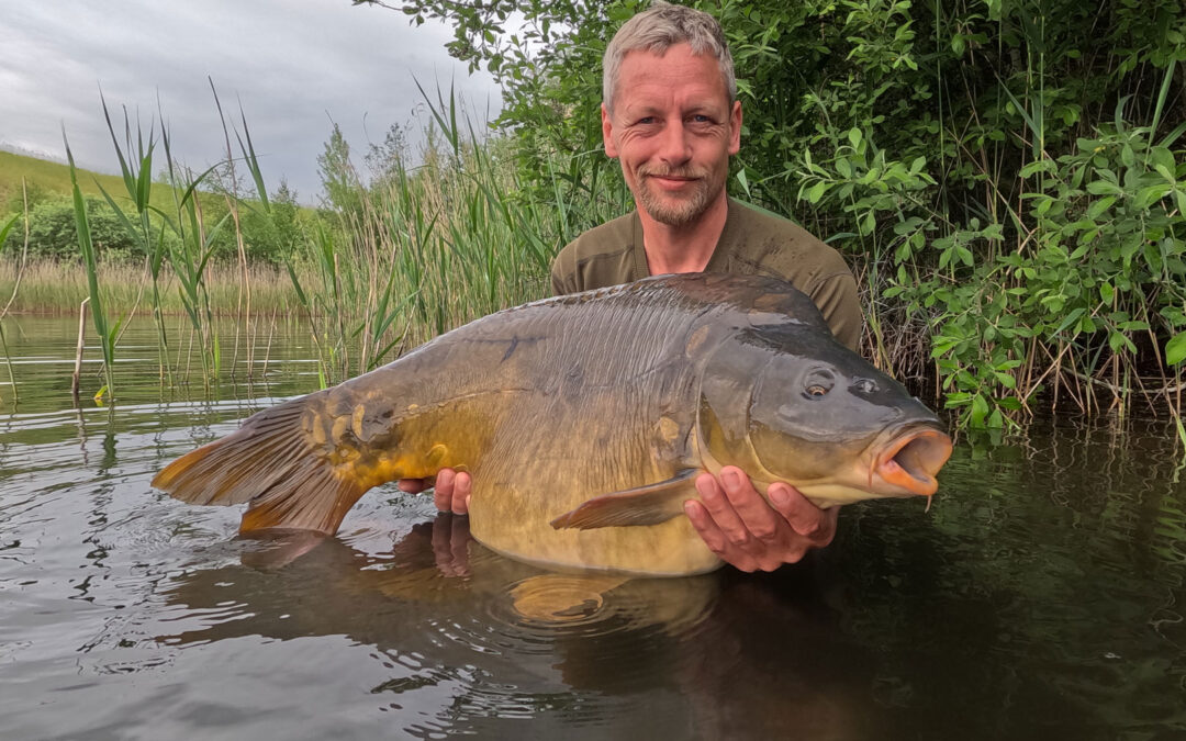 Kristian Graubæk med en af sine flotte spejlkarper taget på en Buterfish Boilie.