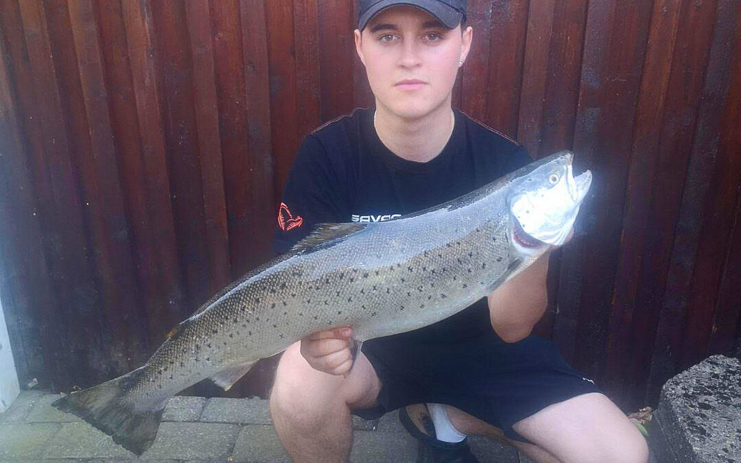Sebastian >Klinge med sin flotte havørred fra Kolding Å taget på orm.