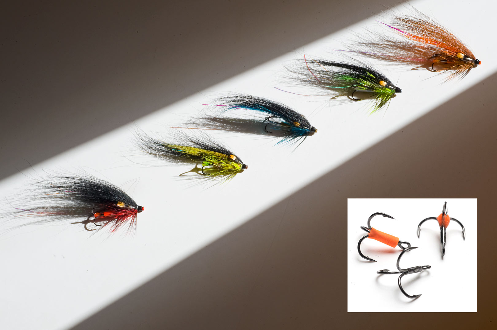 1) Her ser du et udvalg af Peter Rødsgaards Longwing fluer,der bygger på Sunray Shadows livlige vinge, men er videreudviklet til forskellige forhold. 2) En hook guide eller endnu bedre en lille klat farvet UVlim forhindrer overvingen i at kile sig fast i krogsamlingen. Vælg en farve der spiller sammen med resten af fluen.