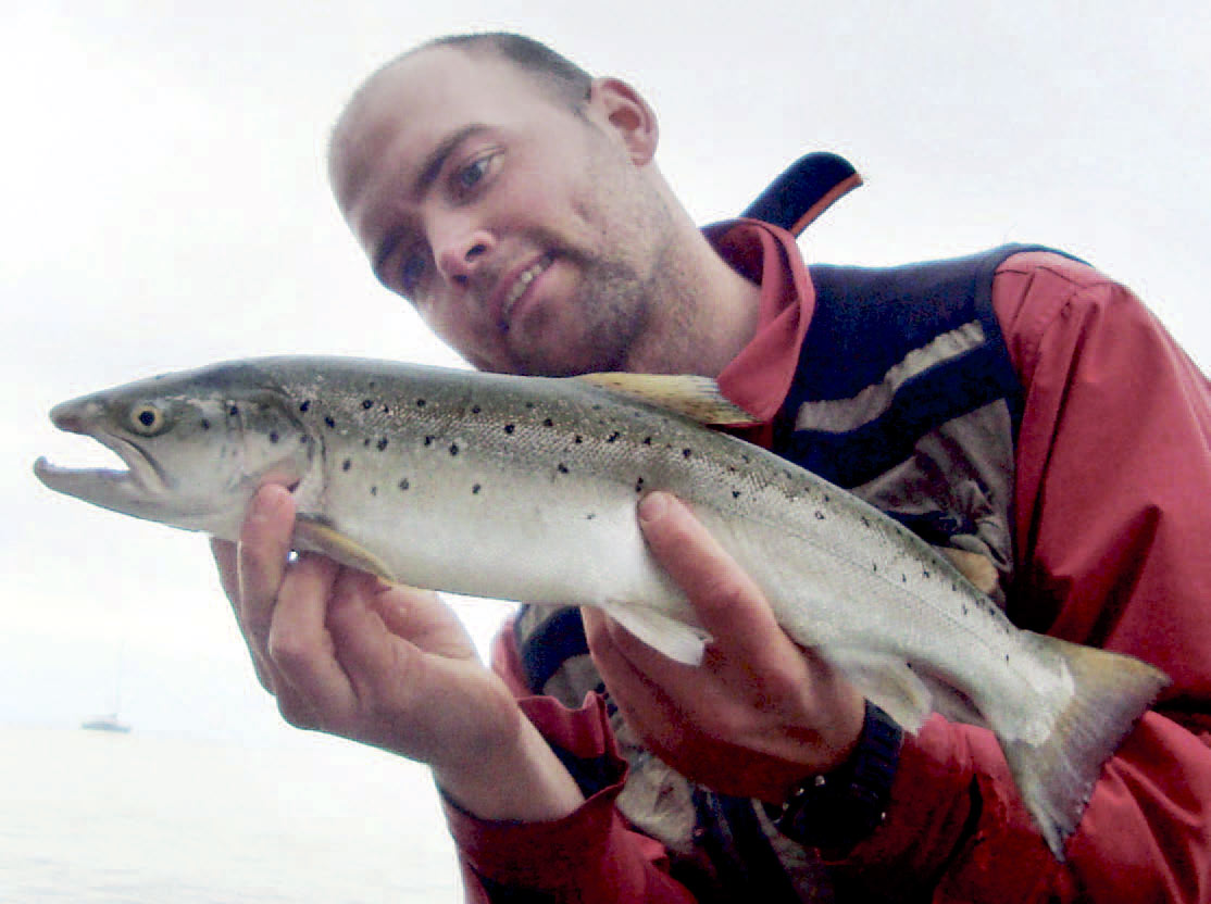 Simon med en fin havørredtaget på bombarda og en lille rejeimitation.
