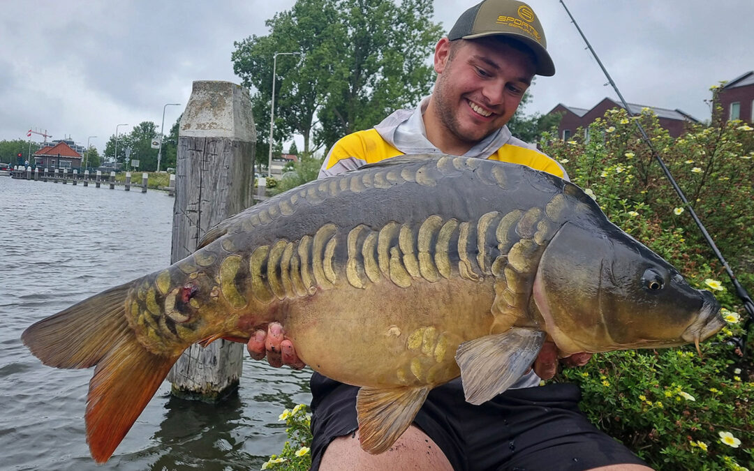 Magnus Jørgensen med sin flotte spejlkarpe fra Holland dappet på brød med en Sportex Magnificent spinnestang.